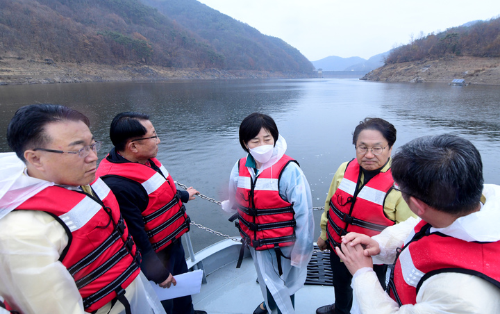 [화순=뉴시스] 김혜인 기자 = 한화진 환경부 장관이 22일 오후 전남 화순군 이서면 동복댐을 찾아 강기정 광주시장 등으로부터 가뭄 현황을 듣고 있다. 광주 주요 식수원인 동복댐의 저수율은 31% 수준에 그치고 있다. 2022.11.22.hyein0342@newsis.com