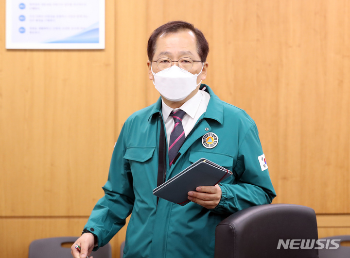 [세종=뉴시스] 강종민 기자 = 조승환 해양수산부 장관. 2022.11.22. ppkjm@newsis.com