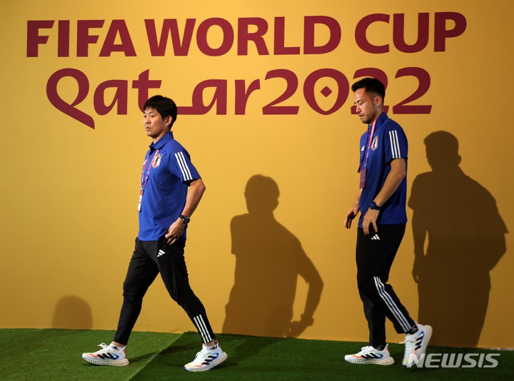 [도하(카타르)=뉴시스] 조성우 기자 = 일본 축구대표팀 모리야스 하지메 감독과 주장 요시다 마야가 22일(현지시간) 카타르 도하 메인미디어센터(MMC)에서 독일과 첫 번째 경기를 하루 앞두고 열리는 기자회견에 참석하며 포즈를 취하고 있다. 2022.11.22. xconfind@newsis.com