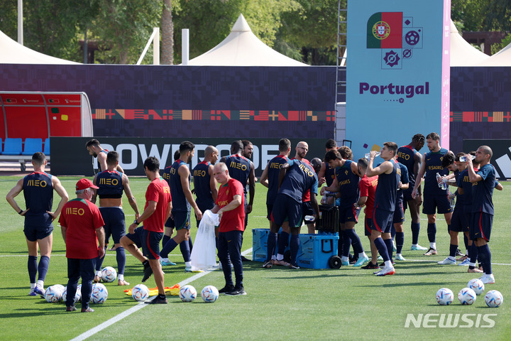 [알샤하니야(카타르)=뉴시스] 백동현 기자 = 포르투갈 축구대표팀 선수들이 22일(현지시간) 카타르 알 샤하니야 스포츠클럽 트레이닝센터에서 훈련하고 있다. 2022.11.22. livertrent@newsis.com