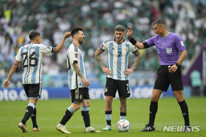 [루사일=뉴시스/AP] 리오넬 메시(아르헨티나)가 사우디와 경기 도중 심판과 대화를 나누고 있다. 2022.11.22