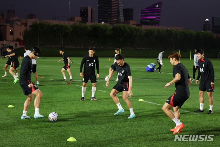 [도하(카타르)=뉴시스] 조성우 기자 = 대한민국 축구대표팀 손흥민 등 선수들이 22일(현지시간) 오후 카타르 도하 알 에글라 트레이닝센터에서 훈련을 하고 있다. 2022.11.22. xconfind@newsis.com