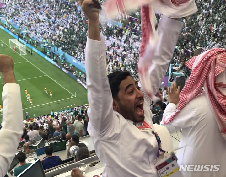 [루사일(카타르)=뉴시스]루사일 기적에 흥분한 사우디 취재진. (사진=안경남 기자)