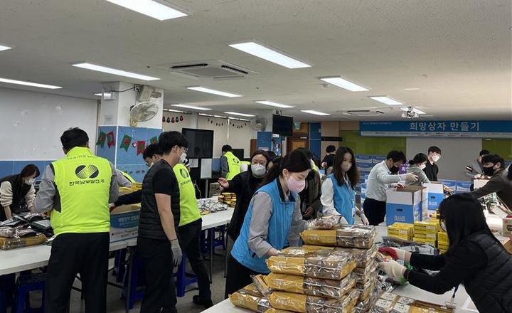 [부산=뉴시스] 지난 17일 부산 남구 감만종합사회복지관에서 봉사자들이 희망상자를 제작하고 있다.(사진=부산시 제공) *재판매 및 DB 금지