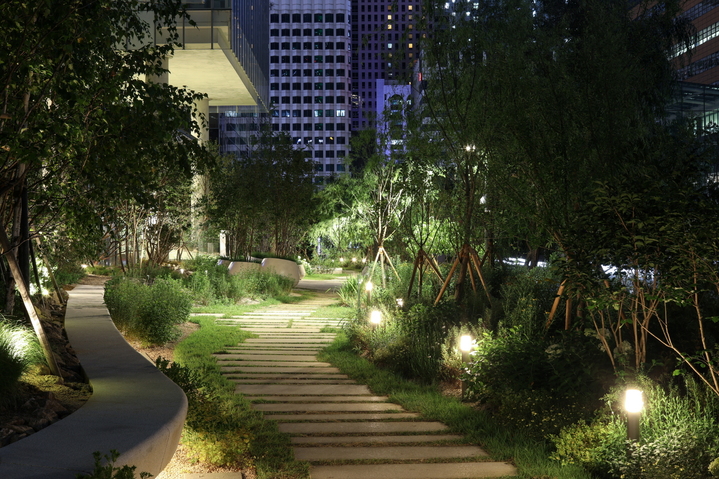 [서울=뉴시스] KT가 광화문 사옥 인근에 꾸민 도심 정원 '디지코가든'이 2022년 서울시 조경상에서 영예의 대상을 수상했다. (사진=KT 제공) 2022.11.23 *재판매 및 DB 금지