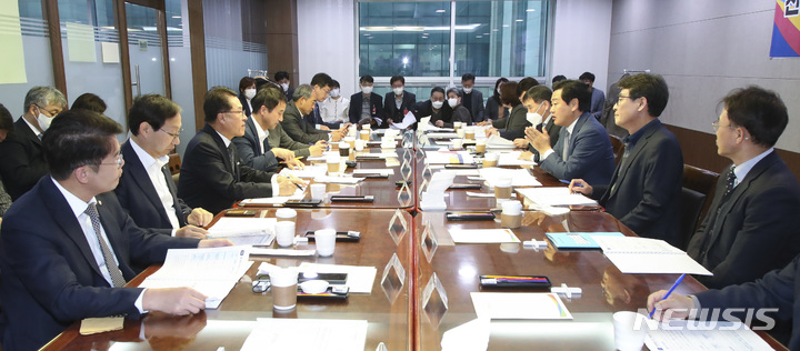 [전주=뉴시스]윤난슬 기자 = 김관영 전북도지사는 23일 국회 의원회관에서 도내 국회의원들과 정부 예산 확보 등을 위한 조찬 간담회를 진행했다.2022.11.23.(사진=전북도 제공)