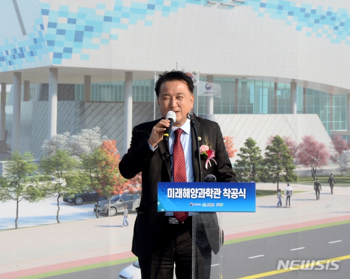 [청주=뉴시스] 조성현 기자 = 23일 오전 국립해양문화시설인 미래해양과학관이 건립되는 충북 청주시 청원구 밀레니엄타운에서 김영환 충북지사가 인사말을 하고 있다. 2022.11.23. jsh0128@newsis.com