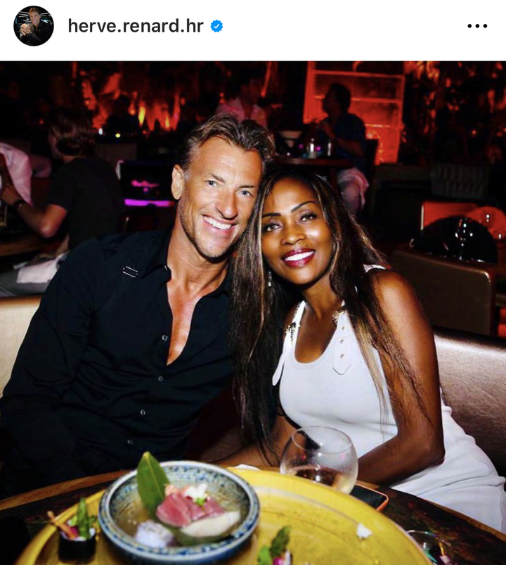 [서울=뉴시스] 카타르 월드컵에서 아르헨티나를 상대로 승리해 전 세계를 놀라게 한 사우디아라비아 국가대표팀 감독 에르베 르나르(왼쪽)와 그의 애인 비비안 디예(오른쪽)가 화제라고 22일(현지시간) 데일리 메일이 보도했다. <출처 : Hervé Renard 인스타그램 캡처> 2022.11.23. *재판매 및 DB 금지