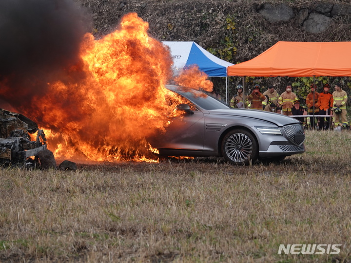 [제주=뉴시스] 오영재 기자 = 제주소방안전본부가 23일 오후 제주시 한천 저류지에서 전기차 화재 진압 훈련을 위해 전기차를 태우고 있다. 2022.11.23. oyj4343@newsis.com