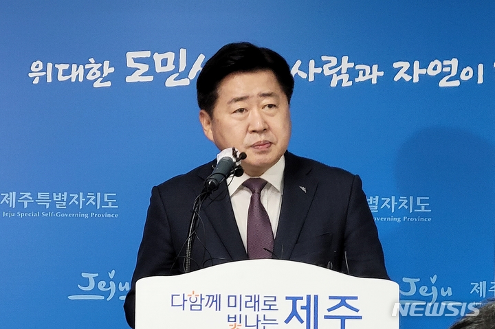 [제주=뉴시스] 이정민 기자 = 오영훈 제주도지사가 23일 오후 제주도청 기자실에서 검찰의 공직선거법 위반 혐의 기소에 관한 기자들의 질문을 듣고 있다. 2022.11.23. 73jmlee@newsis.com