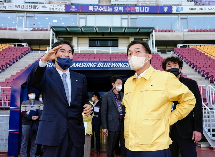 [수원=뉴시스] 2022 카타르 월드컵에 출전한 대한민국 축구 국가대표팀 조별 예선 첫 경기를 하루 앞둔 23일 오후 이재준 경기 수원시장이 수원월드컵경기장을 찾아 시민 응원전에 대비한 긴급 안전점검에 나서고 있다. (사진=수원시 제공) 2022.11.23. photo@newsis.com *재판매 및 DB 금지