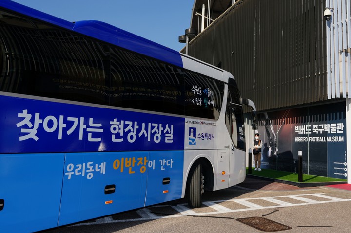 [수원=뉴시스] 2022 카타르 월드컵에 출전한 대한민국 축구 국가대표팀 조별 예선 첫 경기를 하루 앞둔 23일 이재준 경기 수원시장이 수원월드컵경기장에 '찾아가는 현장시장실'을 운영해 긴급 안전점검에 나서고 있다. (사진=수원시 제공) 2022.11.23. photo@newsis.com *재판매 및 DB 금지