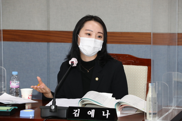 [울산=뉴시스]울산 남구청 행정사무감사에서 발언하고 있는 더불어민주당 김예나 남구의회 의원. (사진=울산 남구의회 제공) photo@newsis.com *재판매 및 DB 금지