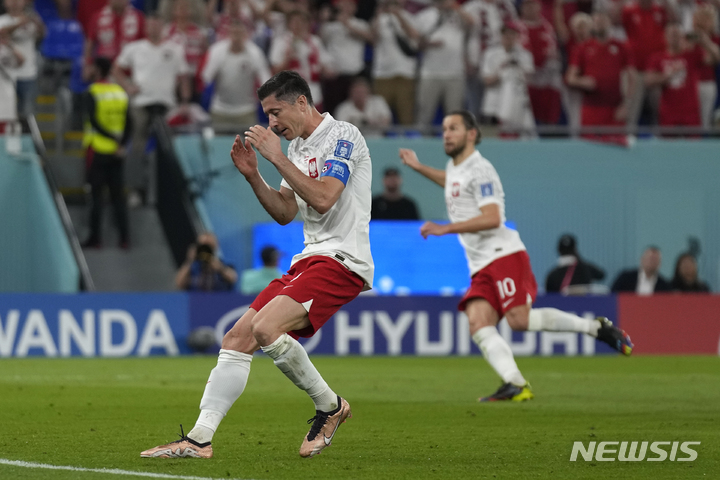 [도하=AP/뉴시스]레반도프스키. 2022.11.22.