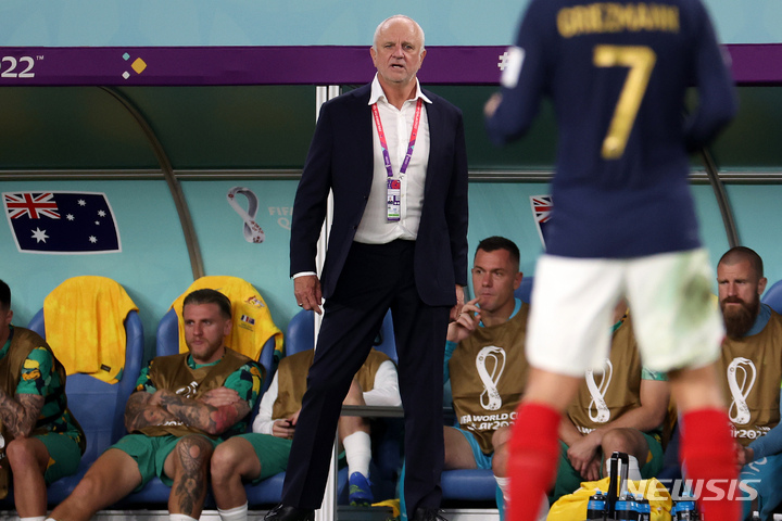 [알와크라(카타르)=뉴시스] 백동현 기자 = 22일(현지시간) 카타르 알와크라 알자누브 스타디움에서 열린 2022 카타르 월드컵 조별리그 D조 1차전 프랑스와 호주의 경기, 호주 아놀드 감독이 경기를 바라보고 있다. 2022.11.23. livertrent@newsis.com