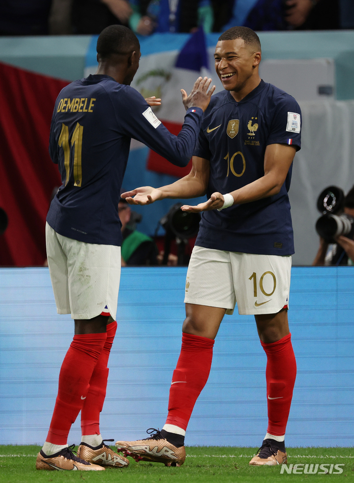 [알와크라(카타르)=뉴시스] 조성우 기자 = 22일(현지시간) 카타르 알와크라 알자누브 스타디움에서 열린 2022 카타르 월드컵 조별리그 D조 1차전 프랑스와 호주의 경기, 프랑스 음바페가 추가골을 넣고 기뻐하고 있다. 2022.11.23. xconfind@newsis.com