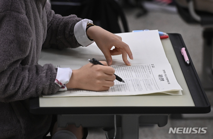[수원=뉴시스] 2022학년도 11월 고1·2 학년 전국연합학력평가가 실시된 지난해 11월23일 오전 경기도 수원시 효원고등학교에서 학생들이 시험을 보고 있다. (사진=뉴시스DB). 2023.02.27. photo@newsis.com