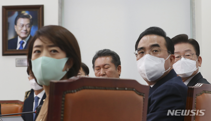 [서울=뉴시스] 최진석 기자 = 더불어민주당 이재명 대표와 박홍근 원내대표를 비롯한 최고위원들이 23일 서울 여의도 국회에서 열린 최고위원회의에서 이태원 참사 유가족 발언 영상을 시청하고 있다. 2022.11.23. myjs@newsis.com