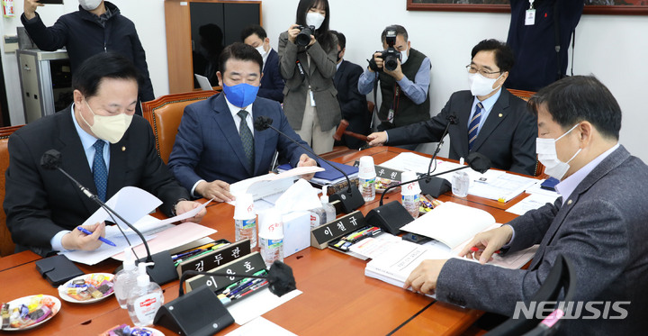 [서울=뉴시스] 전진환 기자 = 우원식 소위원장이 지난 23일 오전 국회에서 열린 예산결산특별위원회 제4차 예산안등조정소위원회에서 2023년도 예산안을 상정하고 있다. 2022.11.23. amin2@newsis.com