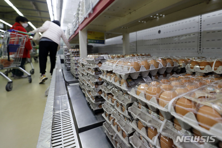 [서울=뉴시스] 최동준 기자 = 지난달 23일 서울 시내 마트에서 시민이 계란을 고르는 모습. 2022.11.23. photocdj@newsis.com