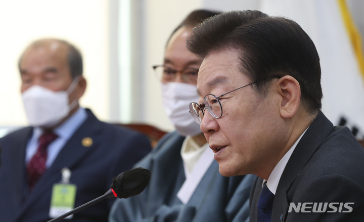 [서울=뉴시스] 최진석 기자 = 이재명 더불어민주당 대표가 23일 서울 여의도 국회에서 열린 더불어민주당·대한노인회중앙회 정책협약식에서 발언을 하고 있다. 2022.11.23. myjs@newsis.com