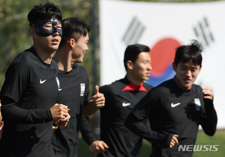 [도하(카타르)=뉴시스] 백동현 기자 = 손흥민이 23일(현지시간) 오전 카타르 도하 알 에글라에 마련된 대한민국 축구대표팀 트레이닝센터에서 훈련하고 있다. 2022.11.23. livertrent@newsis.com