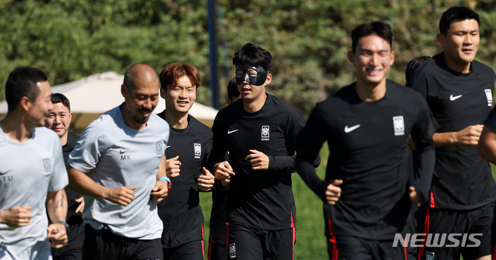 [도하(카타르)=뉴시스] 백동현 기자 = 손흥민을 비롯한 대한민국 축구대표팀 선수들이 23일(현지시간) 카타르 도하 알 에글라 트레이닝센터에서 훈련하고 있다. 2022.11.23. livertrent@newsis.com