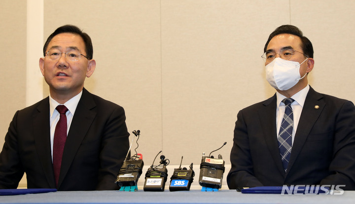 [서울=뉴시스] 고범준 기자 = 주호영(왼쪽) 국민의힘 원내대표와 박홍근 더불어민주당 원내대표가 지난 23일 오후 서울 여의도 국회에서 열린 기자회견에서 이태원 참사 진상규명을 위한 국정조사를 실시하기로 한 전격 합의문 서명에 앞서 발언하고 있다. 2022.11.23. bjko@newsis.com