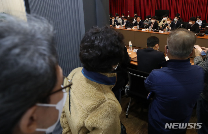 [서울=뉴시스] 조수정 기자 = 23일 오후 서울 강남구 대치동 강남구민회관에서 열린 국토교통부 수도권광역급행철도 GTX-C 은마아파트 간담회에서 은마아파트 주민들이 문 밖에 서서 국토부와 은마아파트 소유자 협의회 대표단의 이야기를 듣고 있다. 2022.11.23. chocrystal@newsis.com