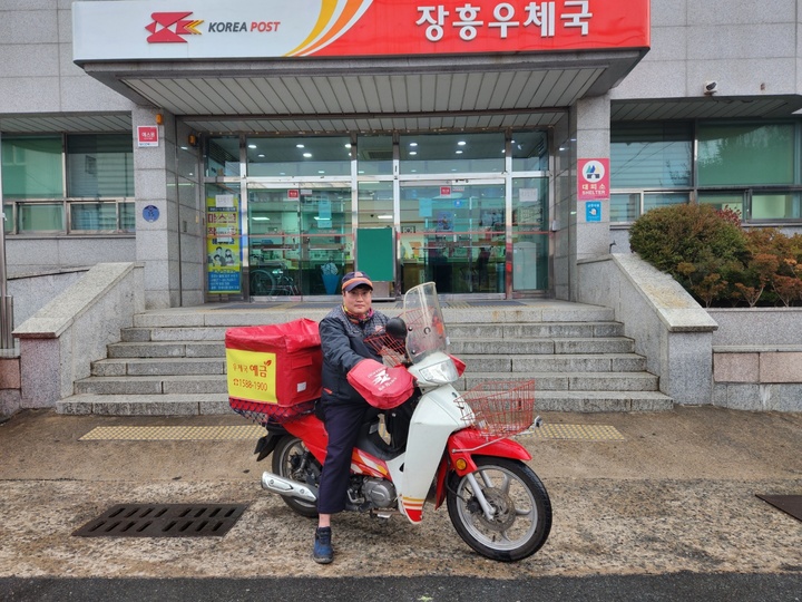[장흥=뉴시스] 변재훈 기자 = 전남우정청은 장흥우체국 소속 김병욱 집배원이 지역민에게 선행을 실천해오고 있다고 23일 밝혔다. (사진=전남우정청 제공) 2022.11.23. photo@newsis.com *재판매 및 DB 금지