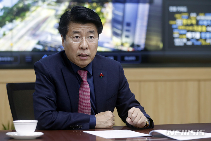 [서울=뉴시스] 최동준 기자 = 서강석 송파구청장이 지난 22일 서울 송파구청 집무실에서 뉴시스와 인터뷰를 하고 있다. 2022.11.29. photocdj@newsis.com