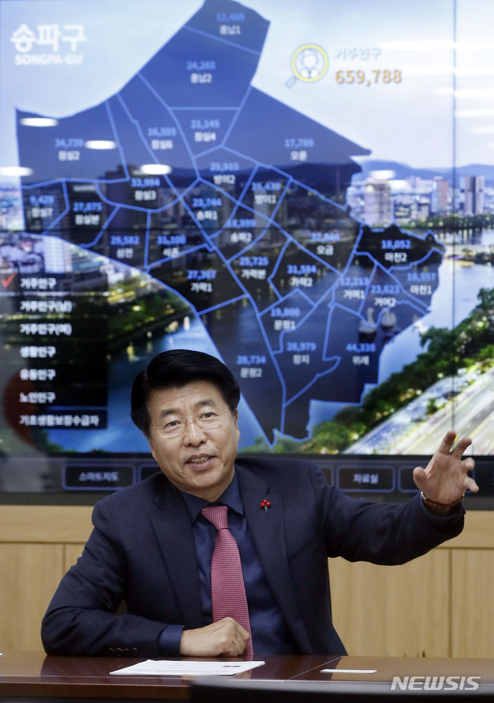 [서울=뉴시스] 최동준 기자 = 서강석 송파구청장이 지난 22일 서울 송파구청 집무실에서 뉴시스와 인터뷰를 하고 있다. 2022.11.29. photocdj@newsis.com