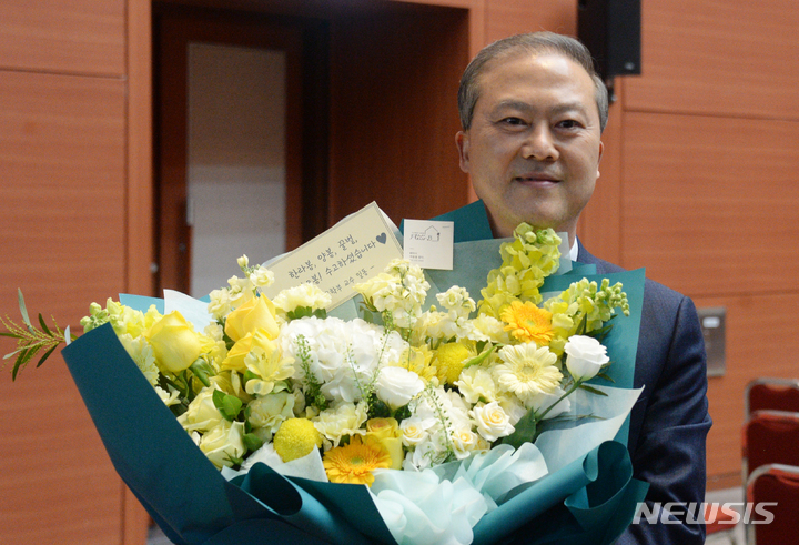 [전주=뉴시스] 김얼 기자 = 제19대 전북대학교 총장선거가 치러진 23일 전북 전주시 전북대학교 진수당에서 양오봉 당선자가 기념촬영을 하고 있다. 2022.11.23. pmkeul@newsis.com