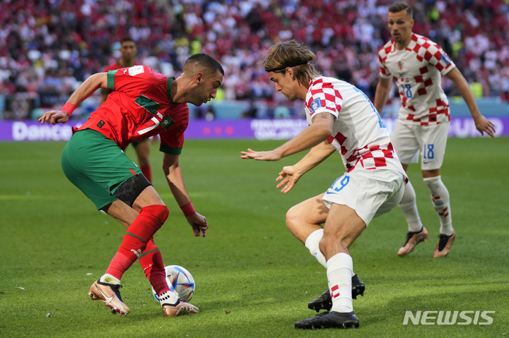 [알코르=뉴시스/AP] 2022 카타르 월드컵 모로코와 크로아티아 간  조별리그 첫 경기에서 양 팀 선수들이 볼 경합을 벌이고 있다. 2022.11.23