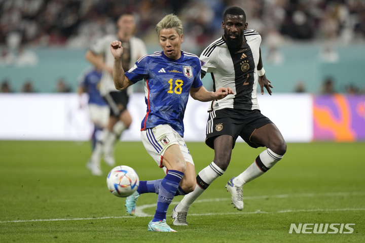 [도하=AP/뉴시스]월드컵 경기 중 경합하는 뤼디거와 아사노. 2022.11.23. 