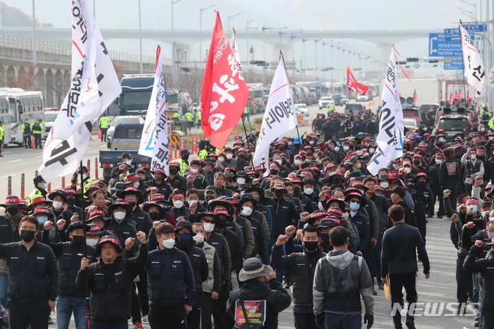 [부산=뉴시스] 하경민 기자 = 민주노총 공공운수노조 화물연대본부가 총파업에 돌입한 24일 부산 강서구 부산신항 교차로에서 화물연대 부산본부 조합원들이 파업 출정식을 갖고 있다. 화물연대는 안전운임제 일몰제 폐지와 대상 품목 확대 등을 요구하며 집단 운송 거부에 나섰다. 2022.11.24. yulnetphoto@newsis.com 