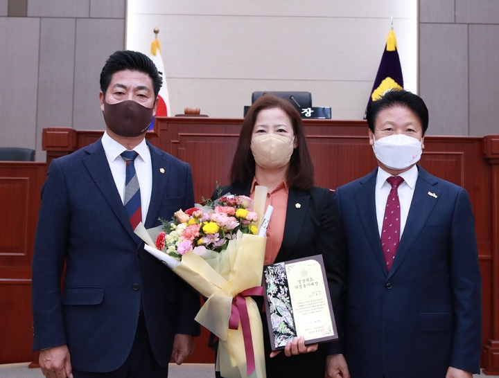 경북도 의정봉사대상 수상 후 기념사진 찍는 이화숙(가운데) 의원 (사진=성주군의회 제공) *재판매 및 DB 금지