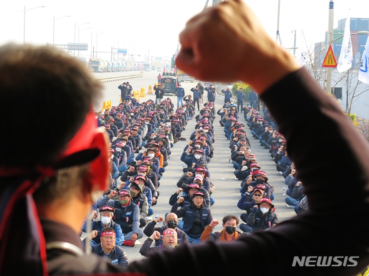 [인천=뉴시스] 김동영 기자 = 민주노총 공공운수노조 화물연대 인천지역 본부가 안전 운임 일몰제 폐지를 요구하며 총파업에 돌입한 24일 오전 인천 연수구 인천신항 컨테이너 터미널 앞에서 인천지역 본부 조합원들이 출정식을 열고 구호를 외치고 있다. 2022.11.24. dy0121@newsis.com