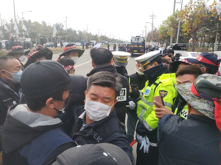 [군산=뉴시스]최정규 기자=24일 군산항 5부두 앞에서 진행 된 민주노총 화물연대 전북본부 총파업 출정식이 진행 중인 가운데 노조원과 경찰의 충돌이 첫날부터 발생했다.  *재판매 및 DB 금지