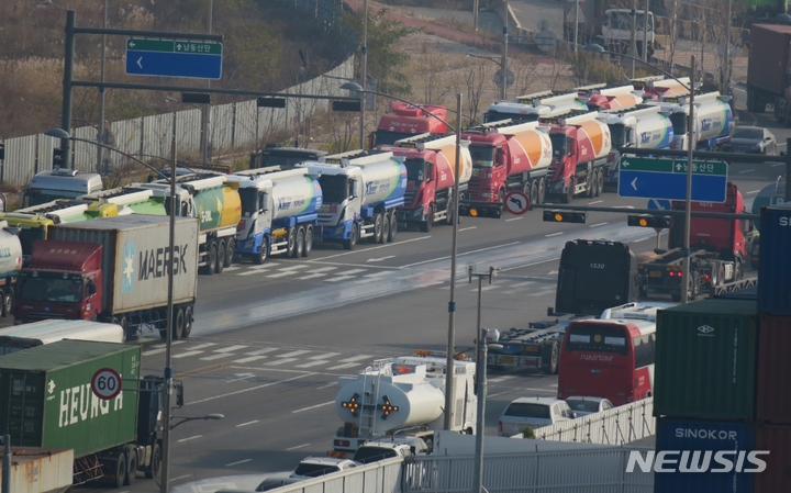 [인천=뉴시스] 김동영 기자 = 민주노총 공공운수노조 화물연대본부가 안전 운임 일몰제 폐지등을 요구하며 총파업에 돌입한 24일 오전 인천 연수구 인천신항 컨테이너 터미널 앞 도로에 유조차들이 멈춰 서 있다. 2022.11.24. dy0121@newsis.com 