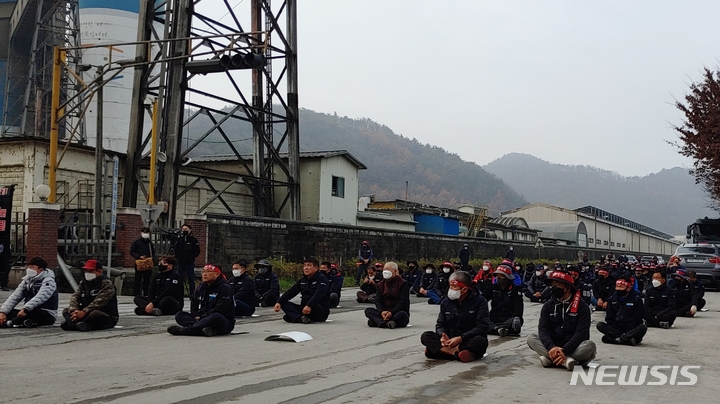 [단양=뉴시스] 이도근 기자 = 민주노총 공공운수노조 화물연대본부 충북지부 조합원들이 24일 오전 충북 단양군 매포읍 한일시멘트 출하장 입구에서 총파업 결의대회를 하고 있다. 2022.11.24. photo@newsis.com