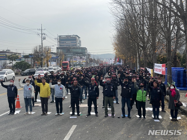 [대전=뉴시스] 김도현 기자 = 민주노동조합총연맹(민주노총) 공공운수노조 화물연대 대전본부 노조원들이 24일 오전 대전 대덕구 대덕우체국네거리에서 '안전운임 일몰제 폐지, 안전운임제 품목 및 차량 확대' 등을 주장하며 총파업 출정식을 하고 있다. 2022.11.24. photo@newsis.com