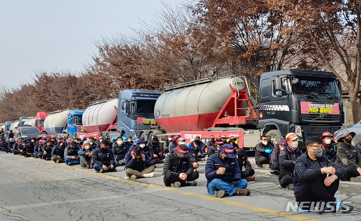 [단양=뉴시스] 이도근 기자= 민주노총 공공운수노조 화물연대본부 충북지부 조합원들이 24일 오전 충북 단양군 매포읍 한일시멘트 출하장 입구에서 총파업 결의대회를 하고 있다. 2022.11.24. photo@newsis.com