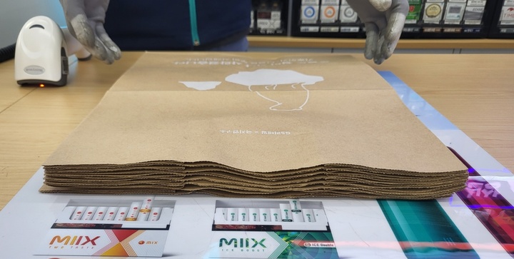 [서울=뉴시스] 박미선 기자= 24일 서울 영등포구 여의도동에 있는 모 편의점에서 판매 중인 종이봉투의 모습. *재판매 및 DB 금지