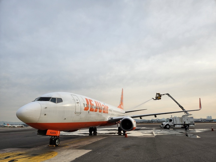[서울=뉴시스] 제주항공이 11월23일 김포국제공항 항공기 이동지역 내에서 겨울철 대비 제·방빙 대응 훈련을 진행하고 있다. (사진=제주항공 제공) *재판매 및 DB 금지