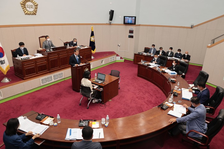 김순호 구례군수가 구례군의회 본회장에서 시정연설 하고 있다. 구례군 제공 *재판매 및 DB 금지