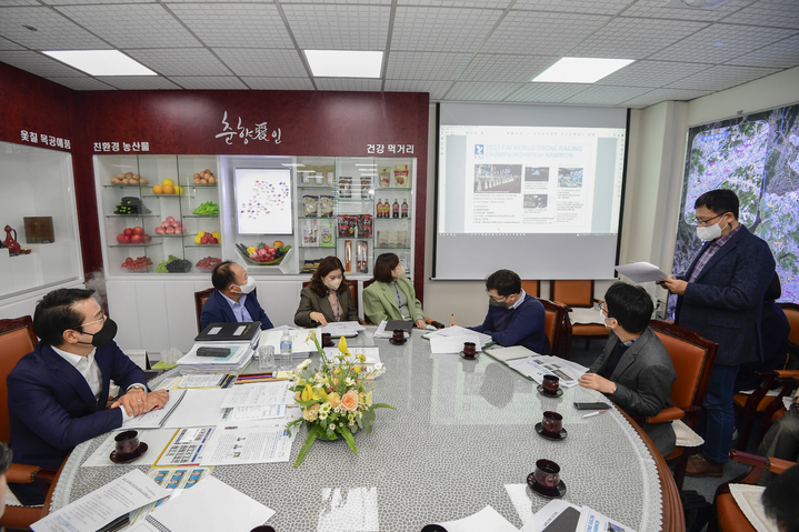 24일 남원시청에서 열린 남원시와 전라북도, ㈔대한민국항공회, 한국모형항공협회 등의 관계자가 참석한 가운데 월드 드론 레이싱 및 드론 엑스포 추진을 위한 기관 간 간담회가 열렸다. 최경식 시장(왼쪽 첫번째)을 비롯한 참석자들이 '2023 FAI 월드 드론 레이싱 챔피언십'에 대한 설명을 듣고 있다. *재판매 및 DB 금지