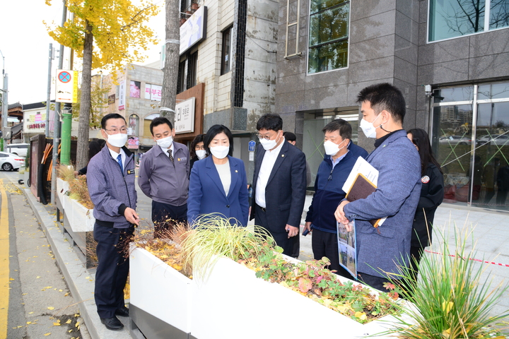 [울산=뉴시스] 구미현 기자 = 울산 중구의회 복지건설위원회는 24일 원도심 일원에 설치된 정원거리 조성사업 현장을 찾아 행정사무감사를 진행하고 있다. 2022.11.24. (사진=울산 중구의회 제공) photo@newsis.com *재판매 및 DB 금지