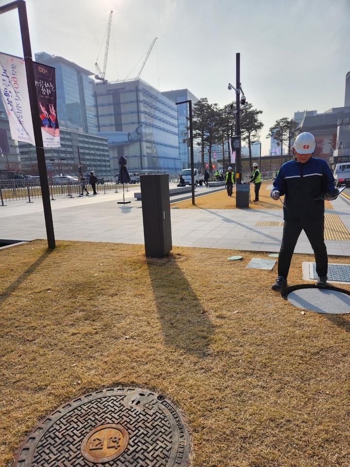 [서울=뉴시스] 한국전력(한전)은 24일 월드컵 광화문 길거리 응원과 관련, 전력 확보와 특별 안전점검을 강화한다고 밝혔다. 사진은 광화문 앞 맨홀을 점검하는 모습. (사진=한국전력 제공) 2022.11.24. photo@newsis.com *재판매 및 DB 금지