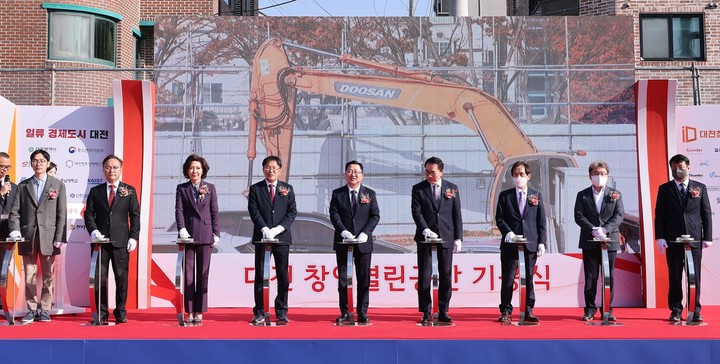 [대전=뉴시스] 조명휘 기자 = 대전시가 24일 오후 궁동 일원에서 대전창업열린공간 기공식을 열고 있다. 왼쪽부터 김다운 알레시오 대표, 김정수 대전창조경제혁신센터터장, 이진숙 충남대총장, 이상창 대전세종지방중소벤처기업청장, 이장우 대전시장, 조용병 신한금융그룹 회장, 이광형 카이스트 총장, 이한석 파이온시스템 대표, 이천림 케이이엠씨 대표. (사진= 대전시 제공) 2022.11.24. photo@newsis.com&nbsp; *재판매 및 DB 금지